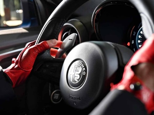 BEST-IN-CLASS STEERING AND ALUMINIUM SHIFT PADDLES